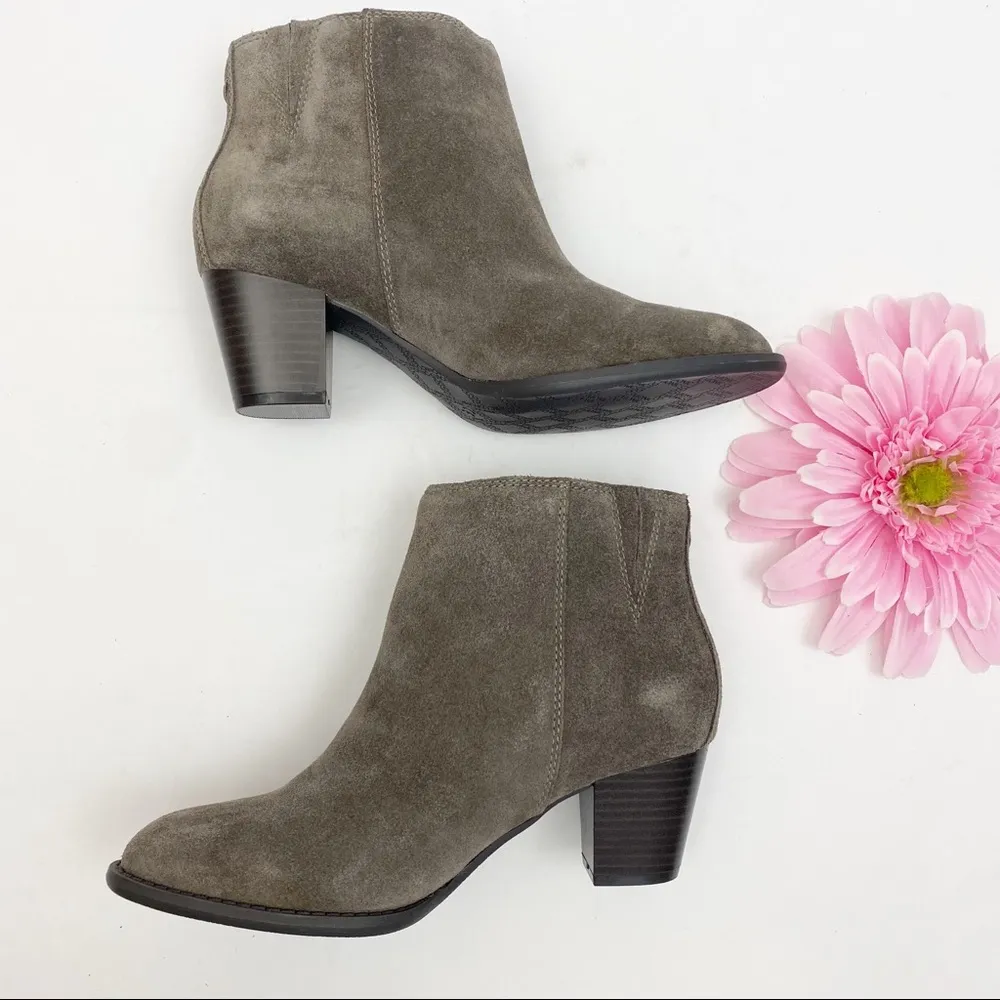 Vionic Suede Leather Upright Madeline Heeled Ankle Boots: Greige (Grey/Beige) - Image 5