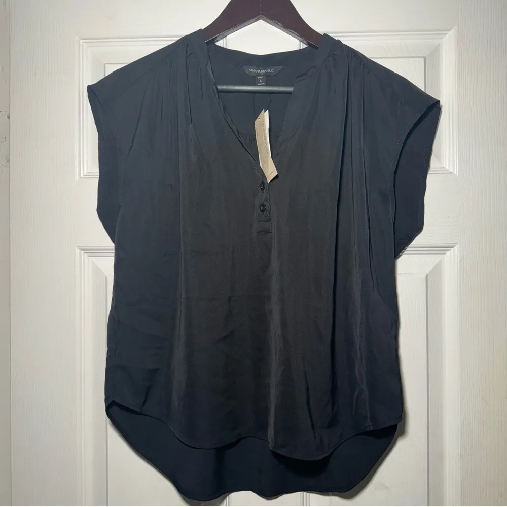 NWT • Banana Republic • Blouse • Black • Short Sleeve • Business • Office Attire - Image 3