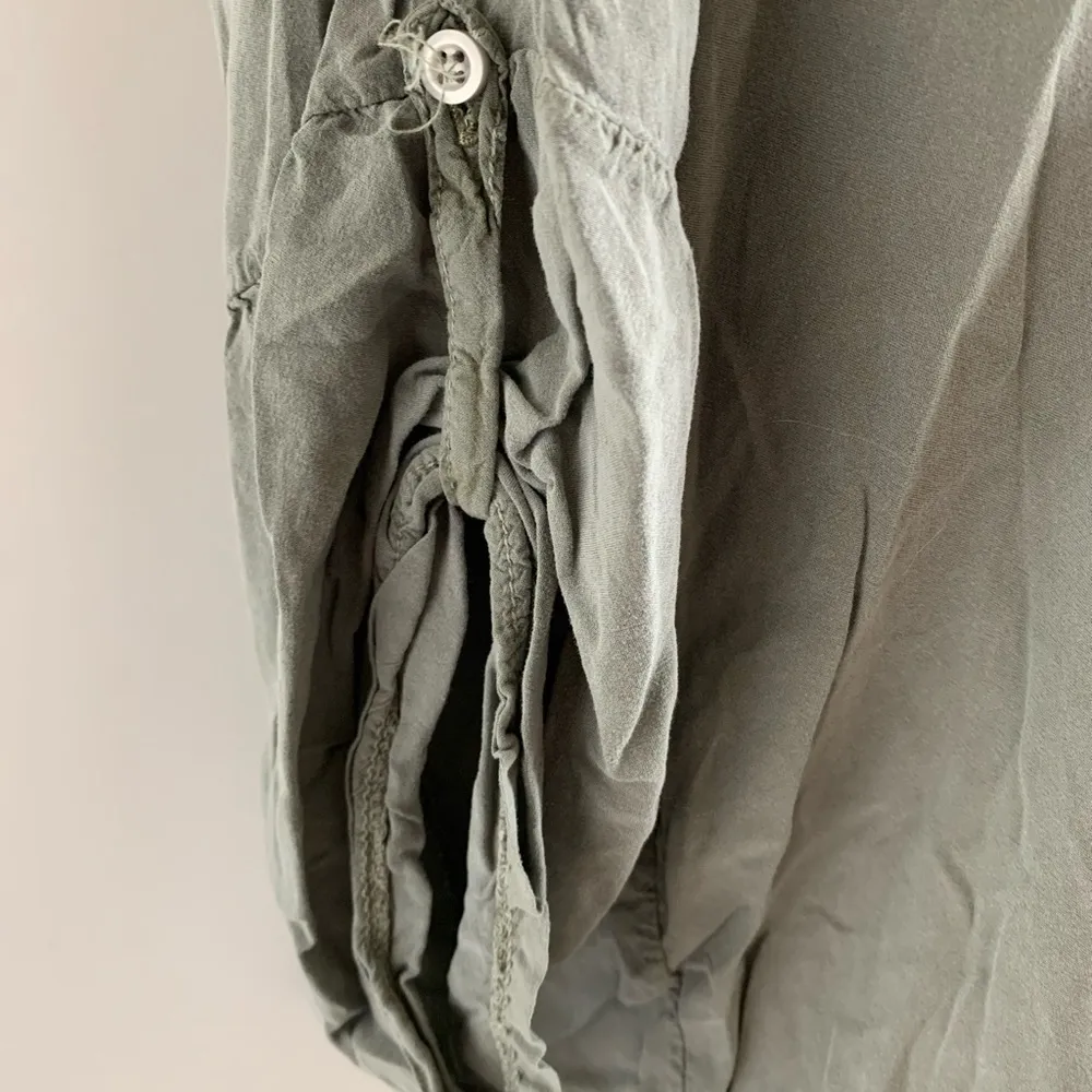 Brandy Melville small tie-hem sage green/gray V-neck blouse - Image 4