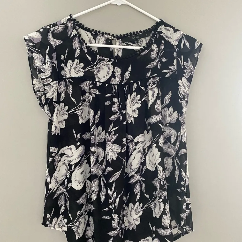 Fun 2 fun black and white floral blouse small - Image 4