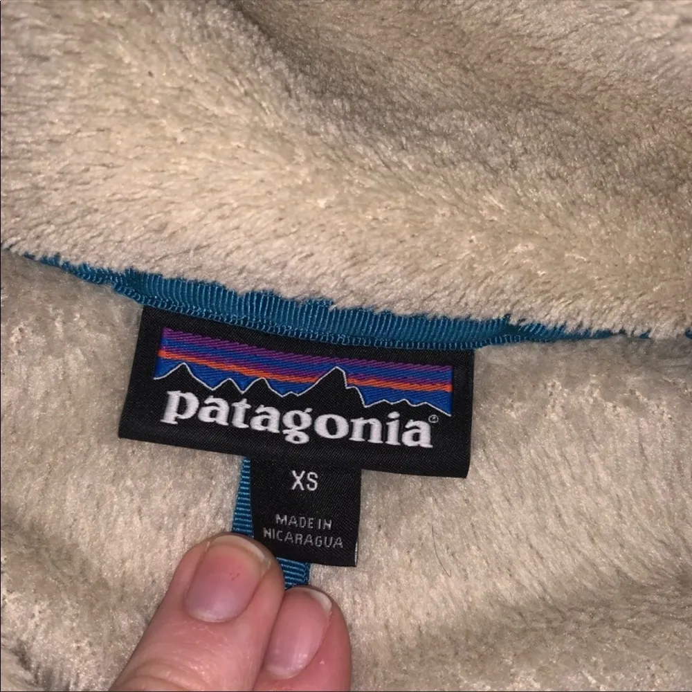 Patagonia synchilla crème pull over xs - Image 2