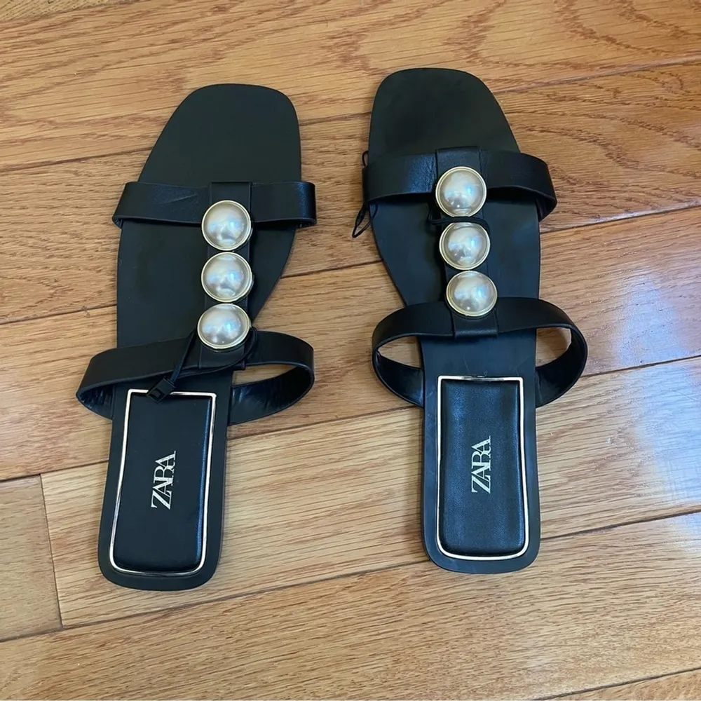 Zara Pearl Flat Sandals Black leather white pearls golden hardware SZ EU 41 - Image 3