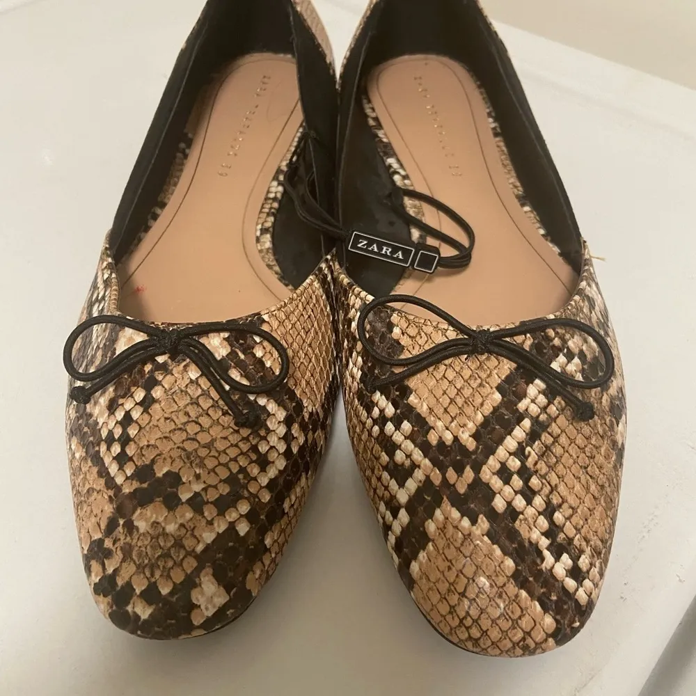 ZARA  trafaluc snakeskin and black flats new size 8 - Image 5