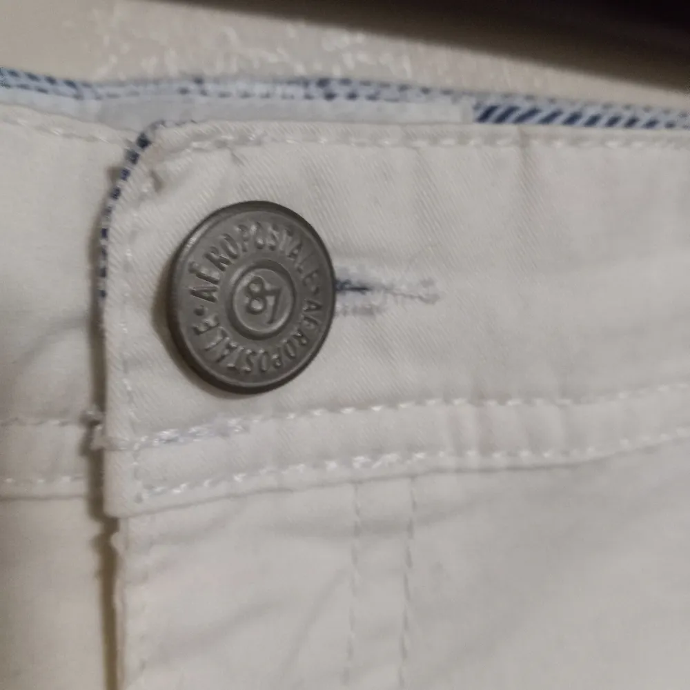 Aeropostale 8 Midi Twill Shorts in White - Image 4