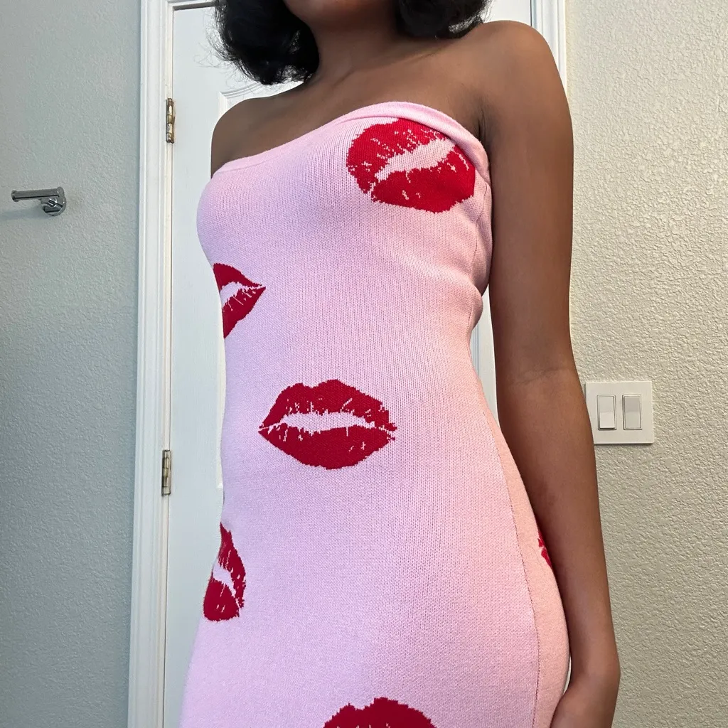 Women’s Madden Girl Pink Strapless Bodycon Dress with Red Lip Print - Image 2