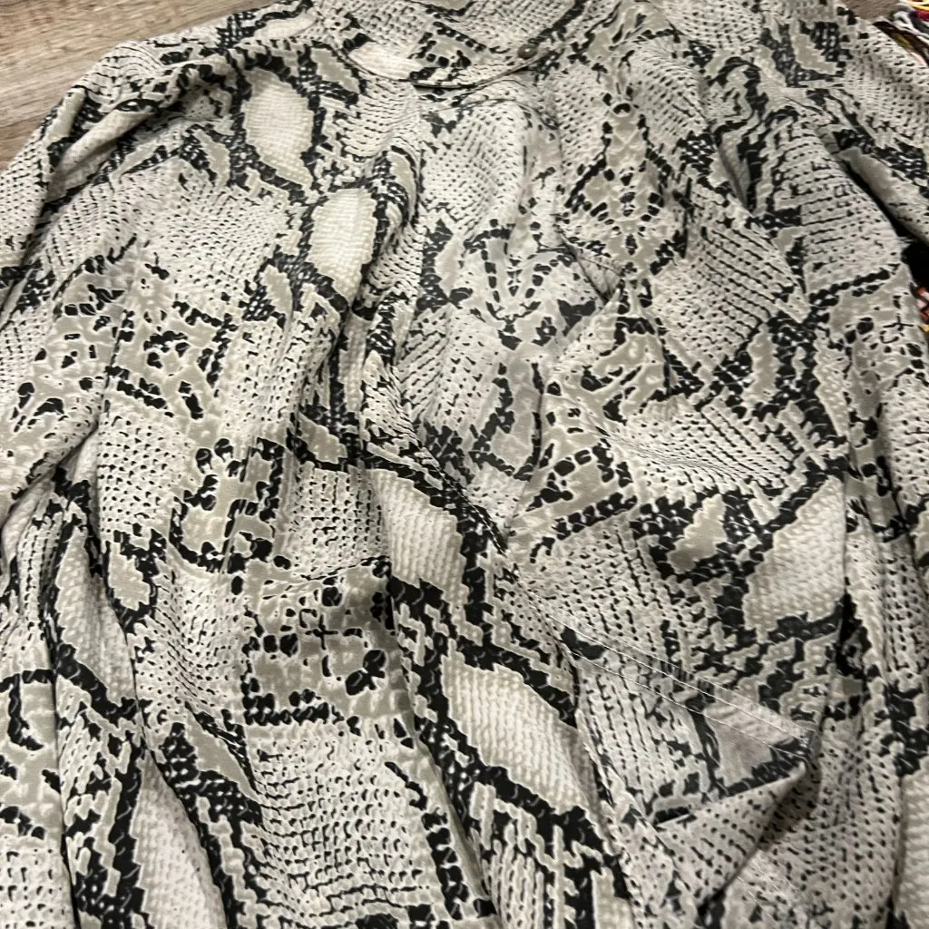 Olivaceaous medium snake print top - Image 6