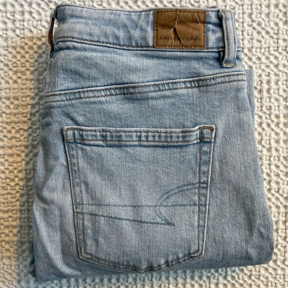 AMERICAN EAGLE Women’s AE Strigid Mom Jean in Blue Breeze Wash Denim Size 4L - Image 13