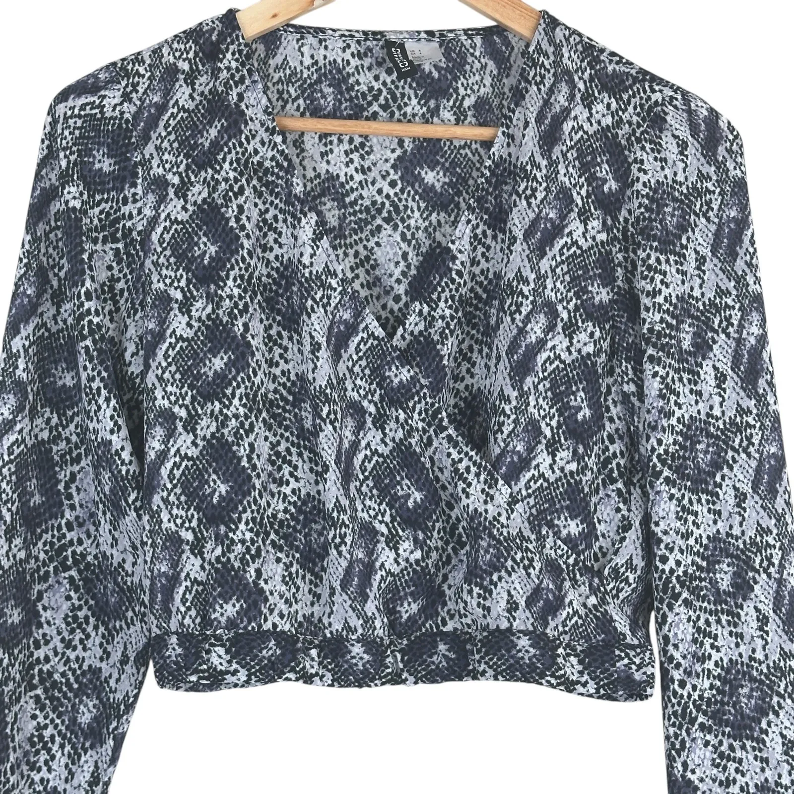 H&M Crop Top Womens 4 Black Gray Snake Print Long Sleeve Y2K Punkcore Grunge - Image 4