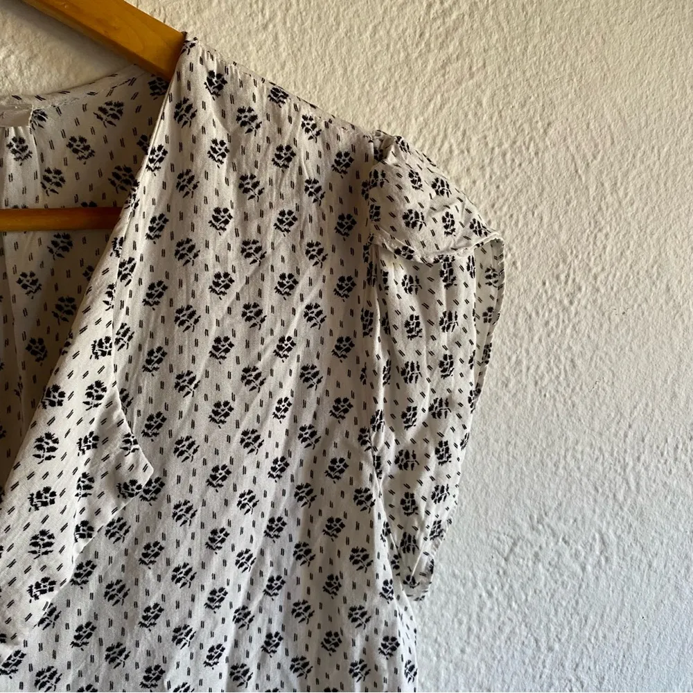 Fun 2 Fun Cap Sleeve Black and White Flower Pattern Blouse - Size M - Image 5