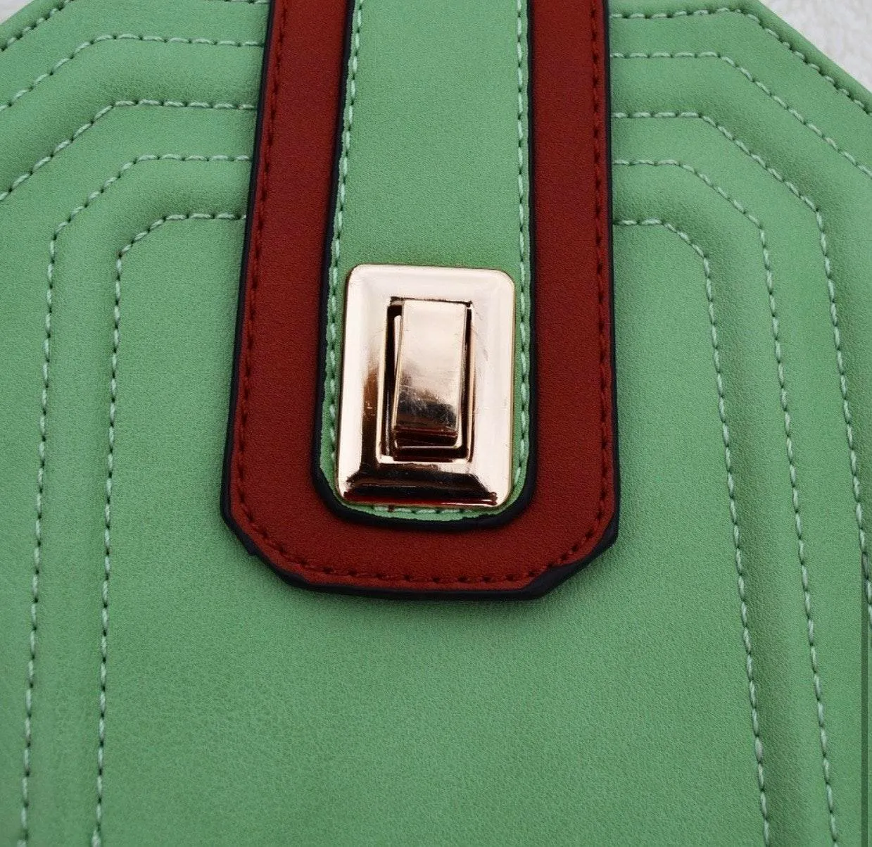 Boutique NWT Green Stiff Crossbody Handbag With Gold Chain - Image 4