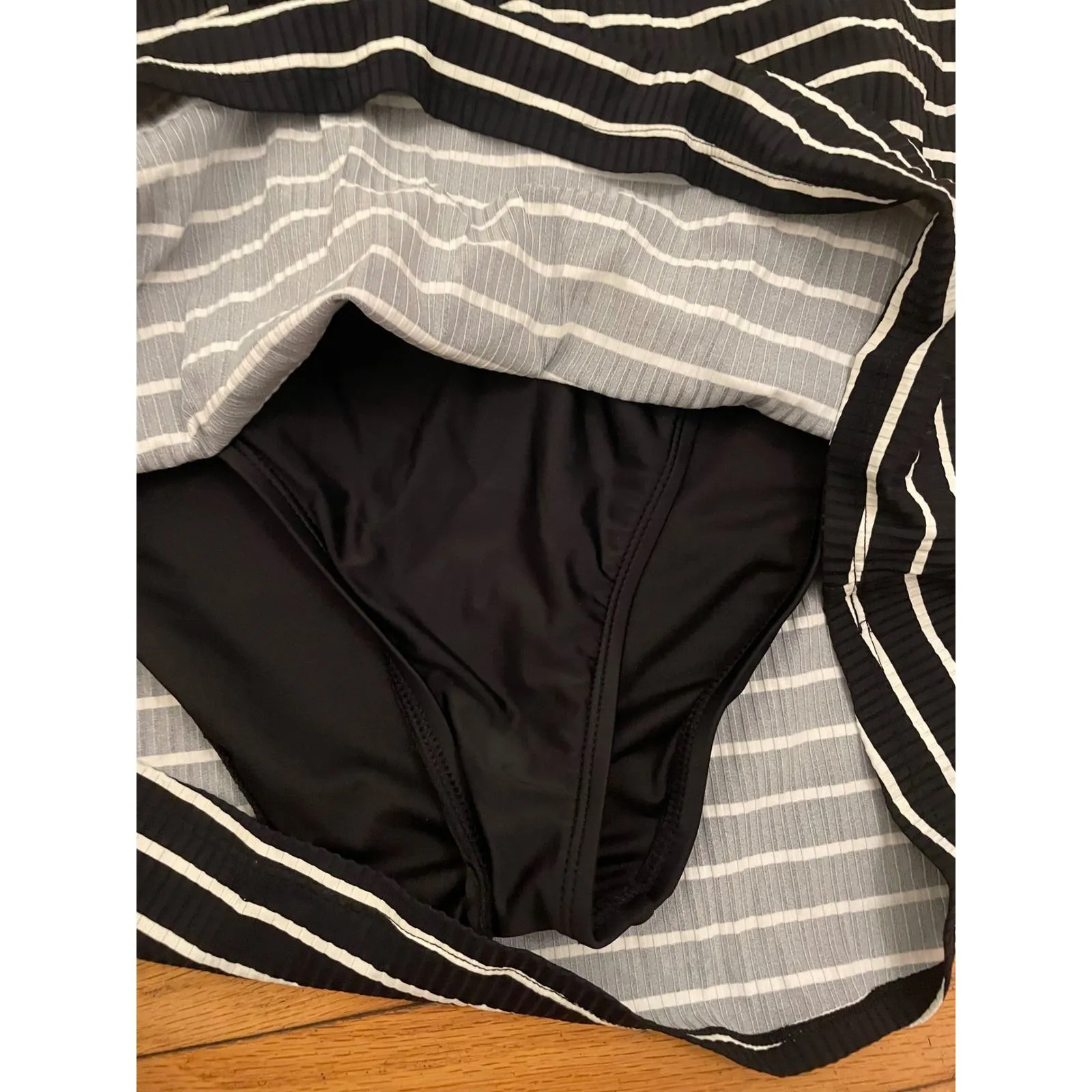 Lands End striped twist bandeau strapless one piece swimsuit size small - Image 3