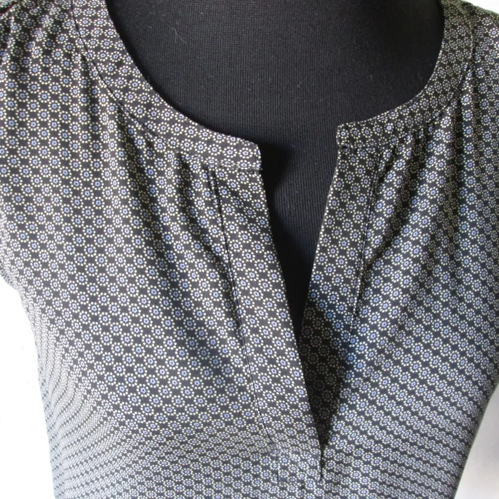 Premise  Studio V-neck Top - Size Medium - Image 2