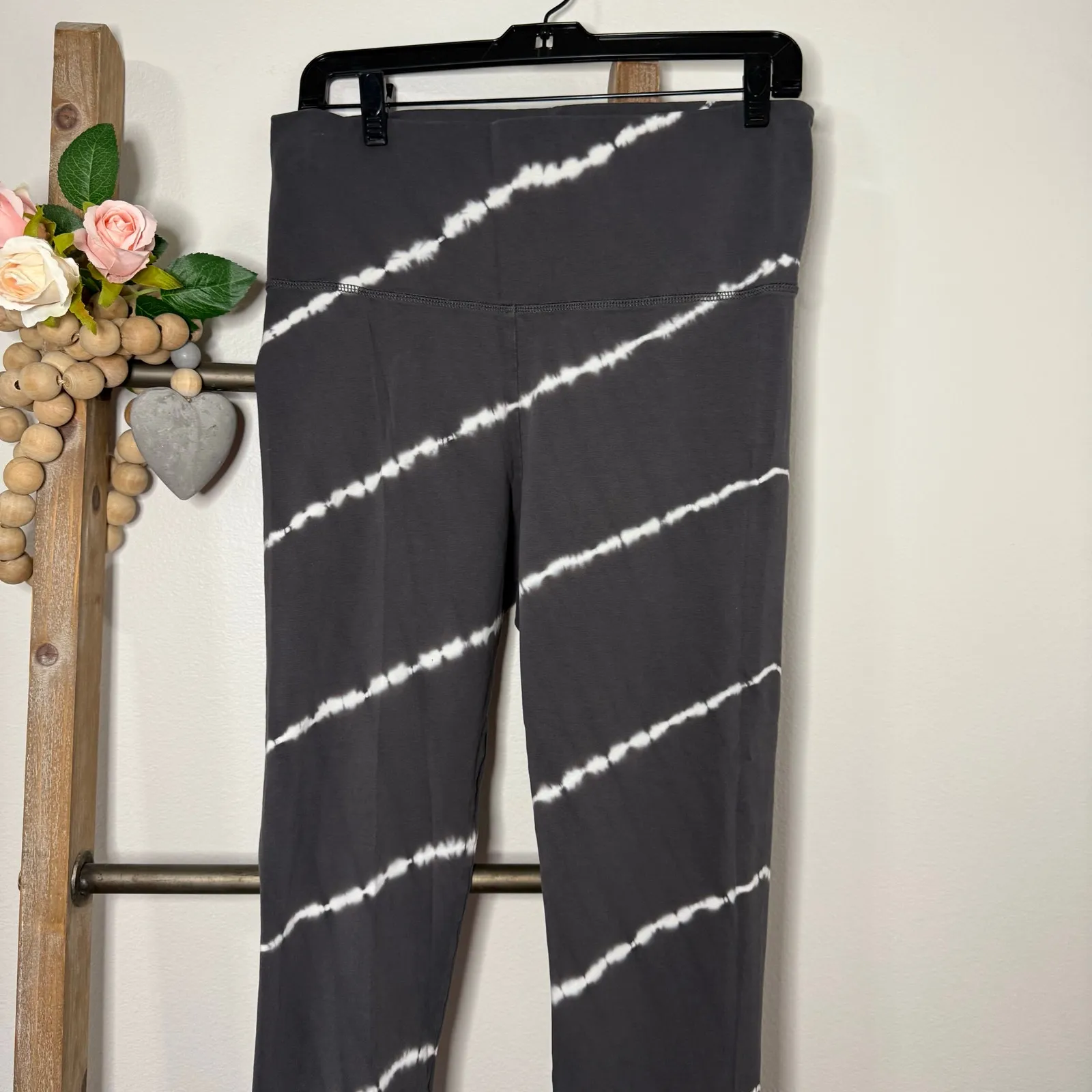 Aerie Gray White Stripe Leggings‎ Size Large - Image 3