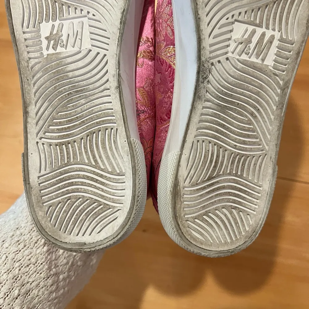 H&M  Paisley Patterned Sneakers - Image 5