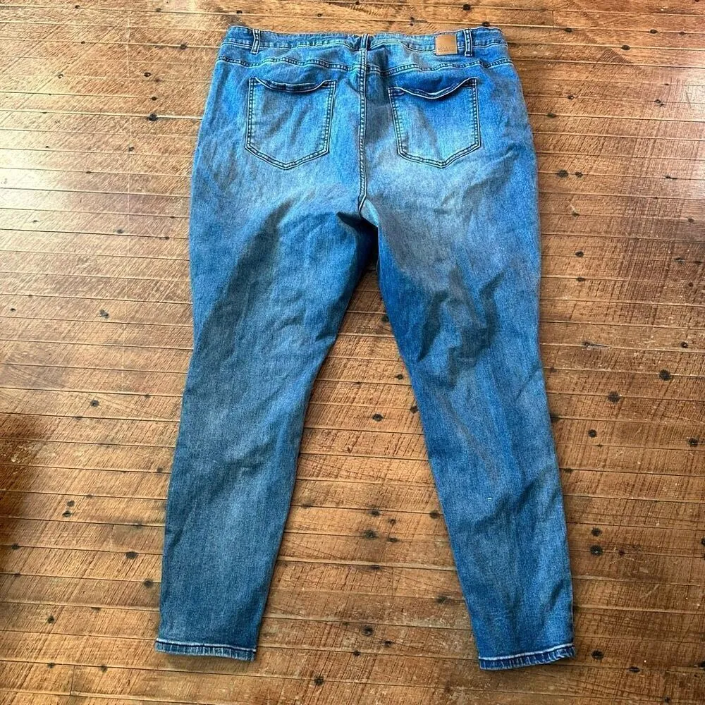 Eloquii distressed light wash stretchy size 24 plus size jeans - Image 4