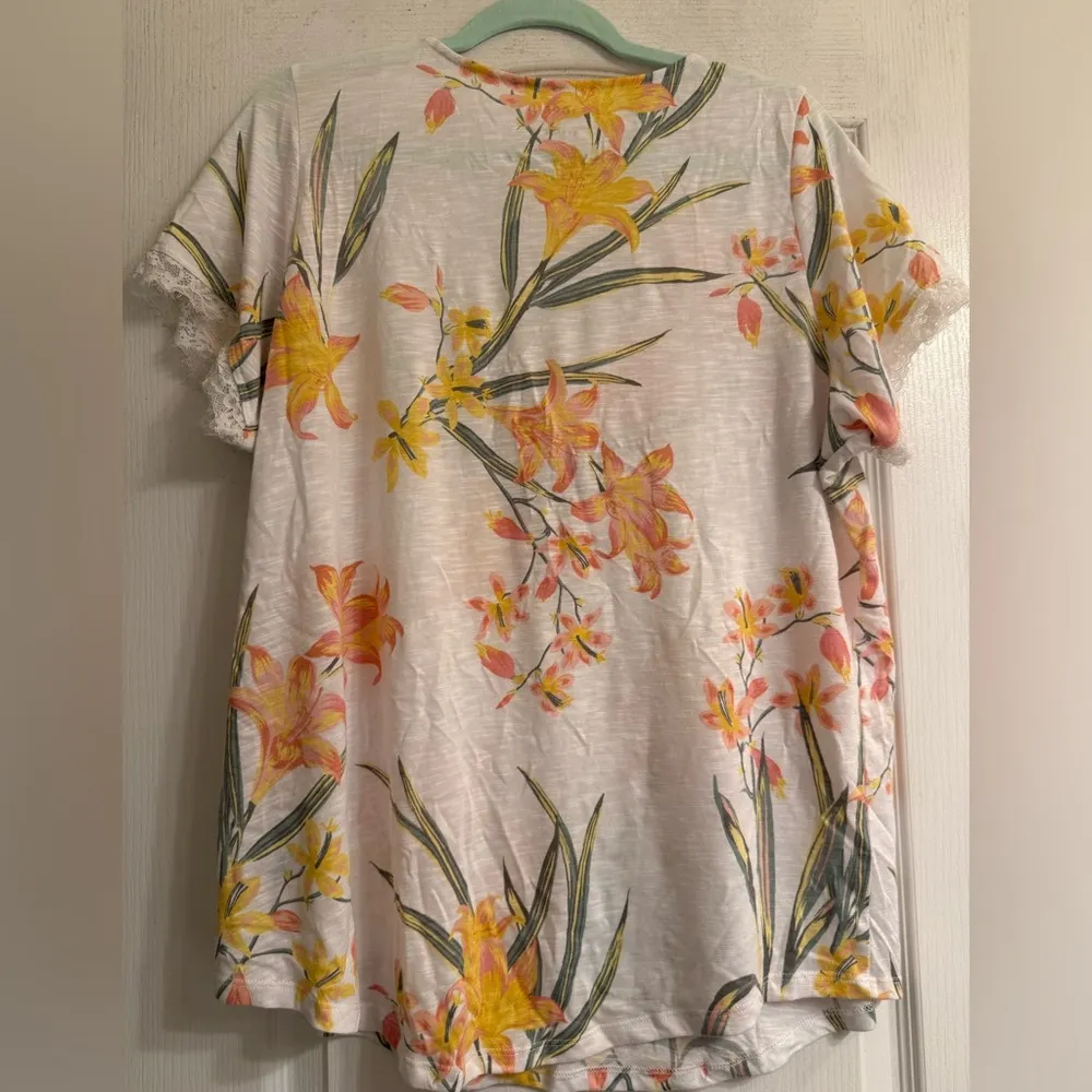 Torrid Classic Fit Tee Floral tropical light V Neck Lace Trim Top Shirt - size 1 - Image 4
