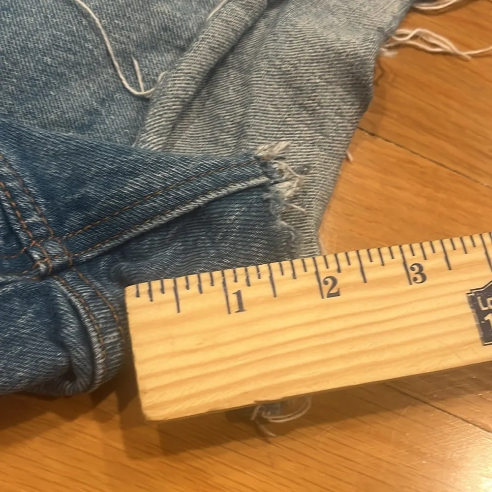 Abercrombie & fitch The mom high rises distressed Jean shorts size 32/14 . - Image 5