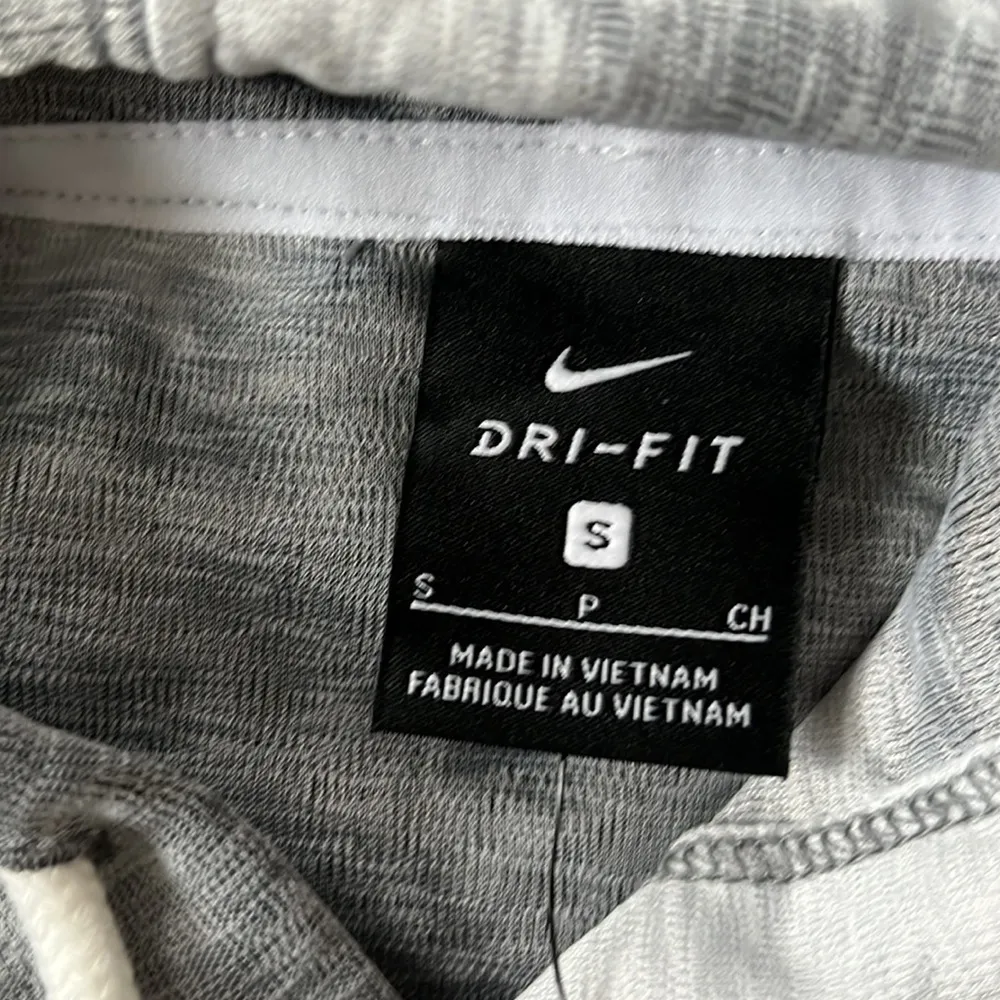 Nike Women’s Icon Clash Hoodie in gray size Small - Image 2