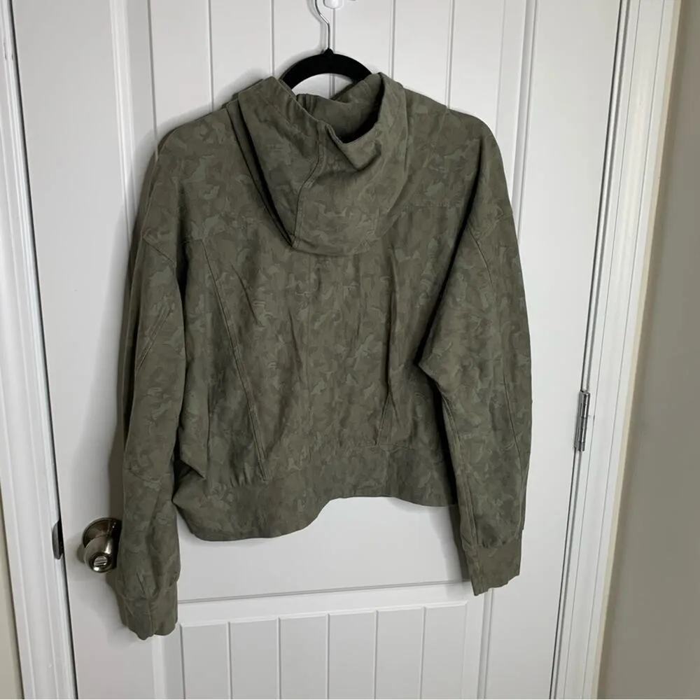 Athleta green camo Farallon‎ sweatshirt hoodie size large athleisure loungewear - Image 3