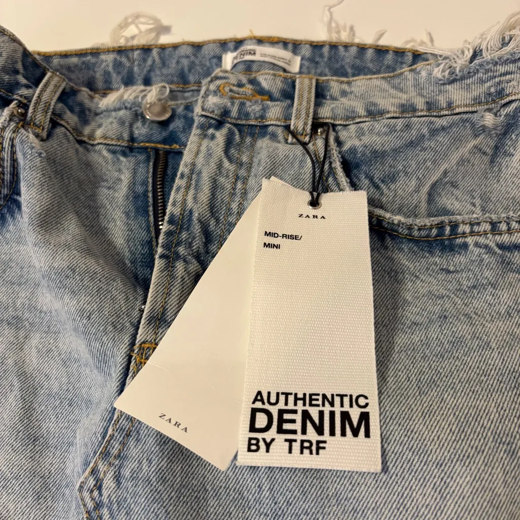 Zara Mid Rise Distressed Denim Mini Skirt Slit Acid Wash Blue Womens Small NWT - Image 4