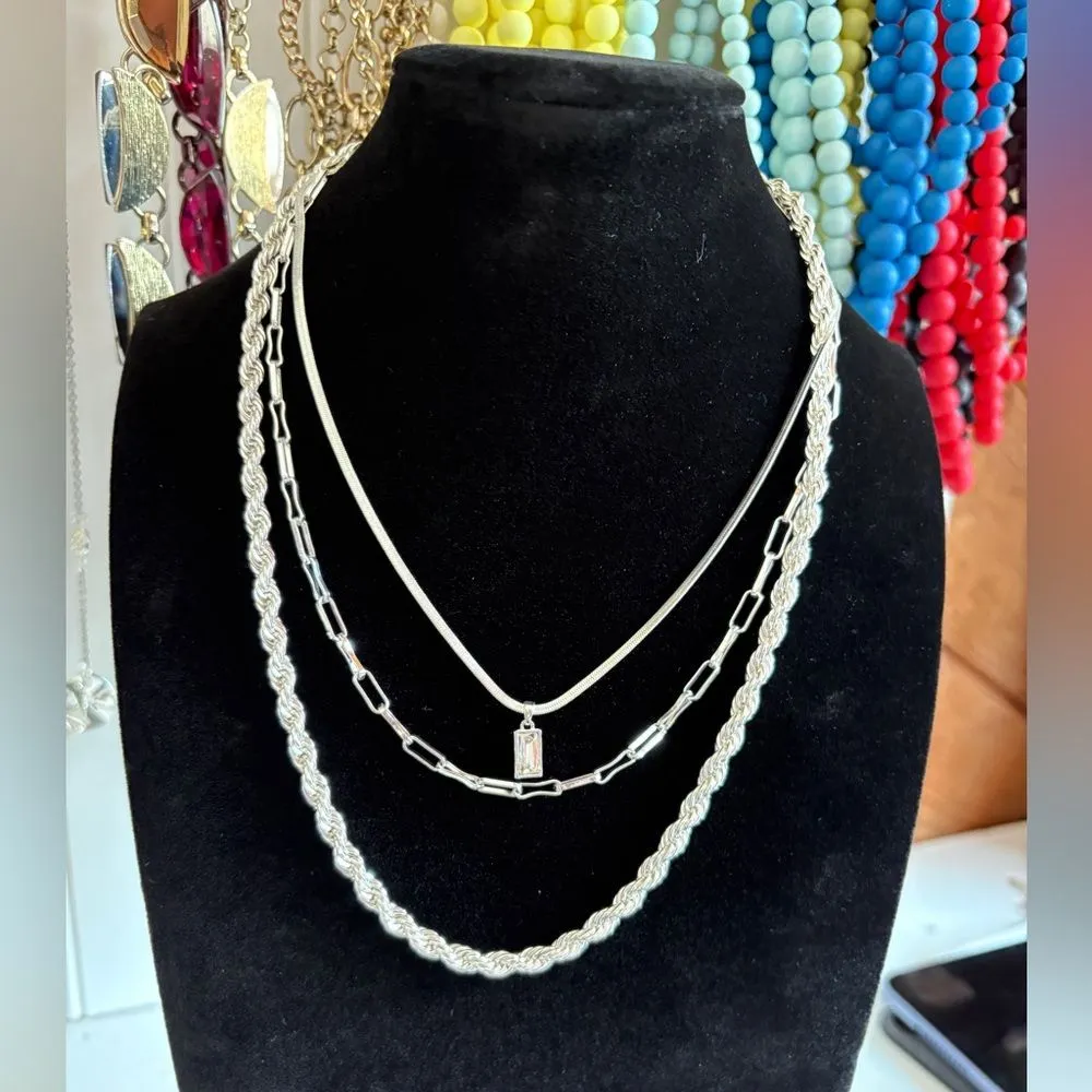 Radiant Gold Pendant Necklace with Intricate Detailing - Image 2