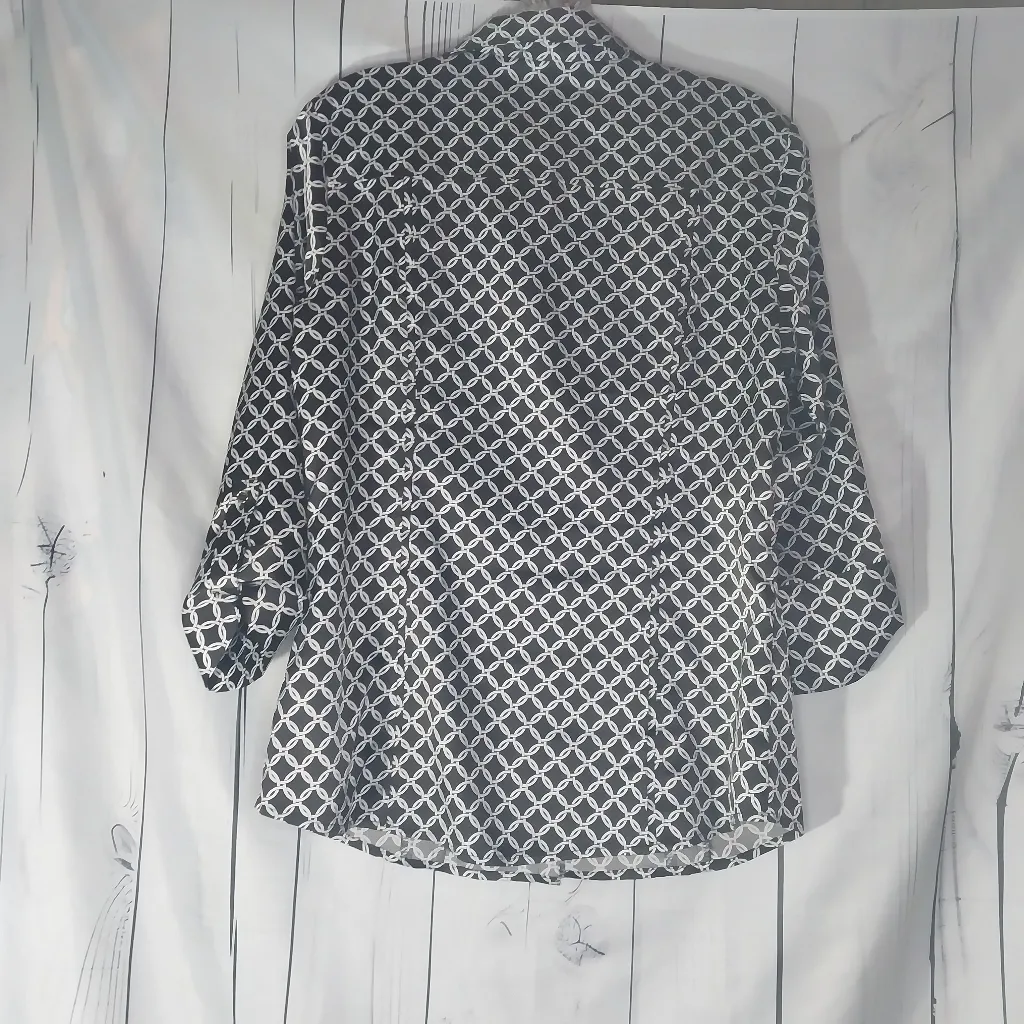 White House Black Market Black and White Patterned Women's Button Up Blouse - Image 10
