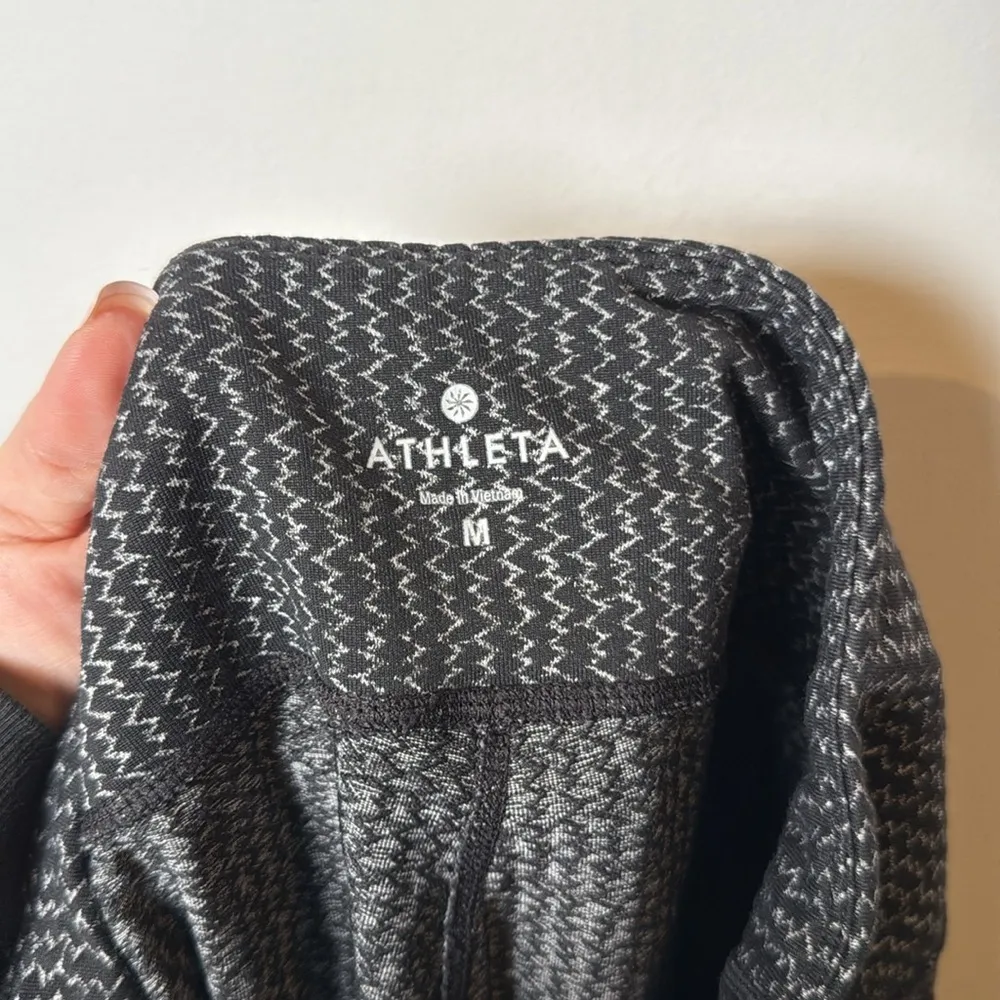 Athleta Women’s Black and White Heartbeat Chaturanga Tight Zigzag Size M - Image 5