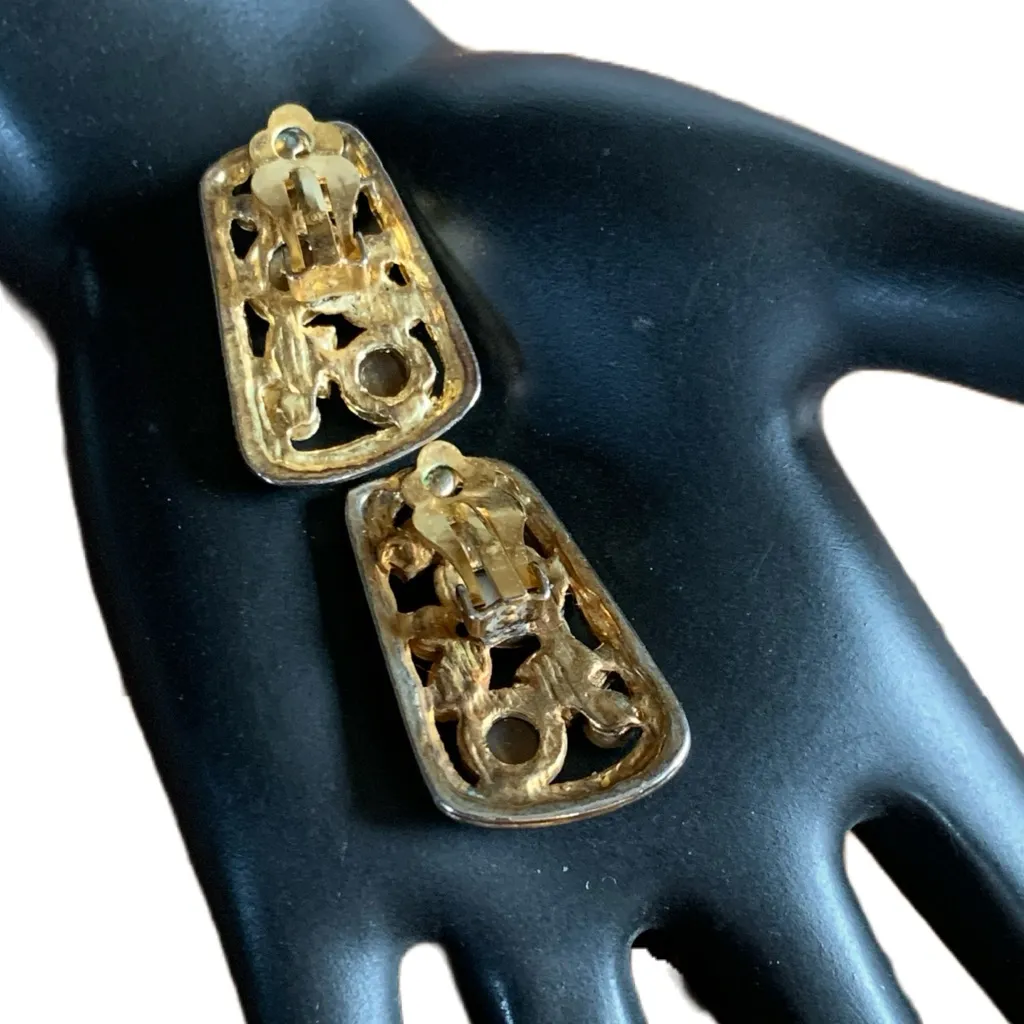 VINTAGE 1980'S GOLD TONE CLIP ON EARRINGS WITH BROWN FAUX AMBER STONES - Image 4