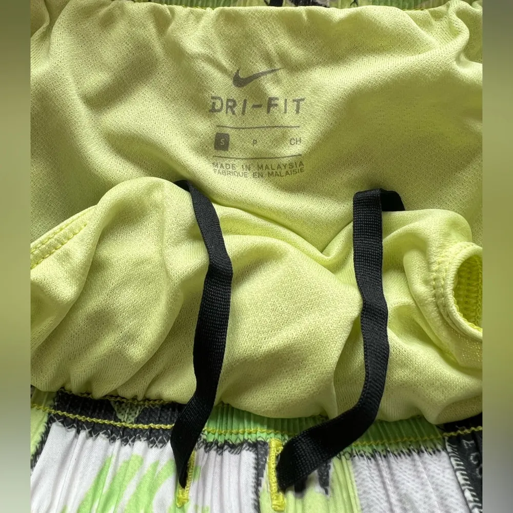 Nike Women's ICON Clash Printed Limelight Tempo Running Athletic Shorts Size S - Image 5