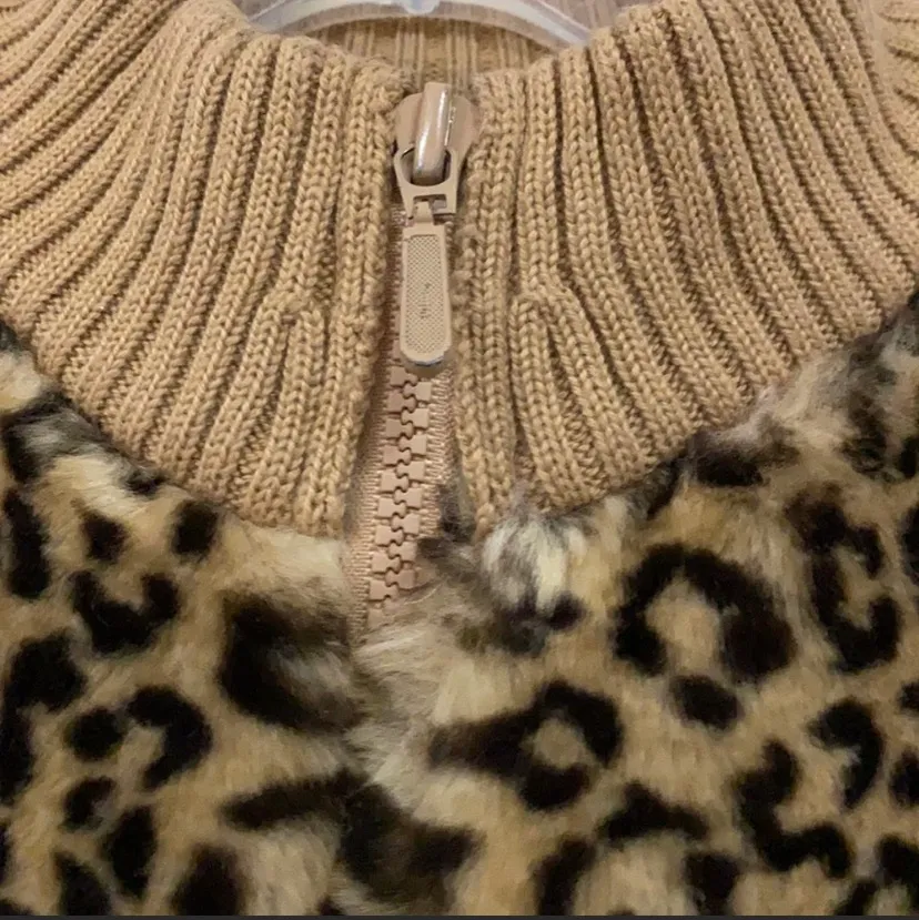 Faux fur animal pattern sweater vest. Size medium. Brown - Image 7