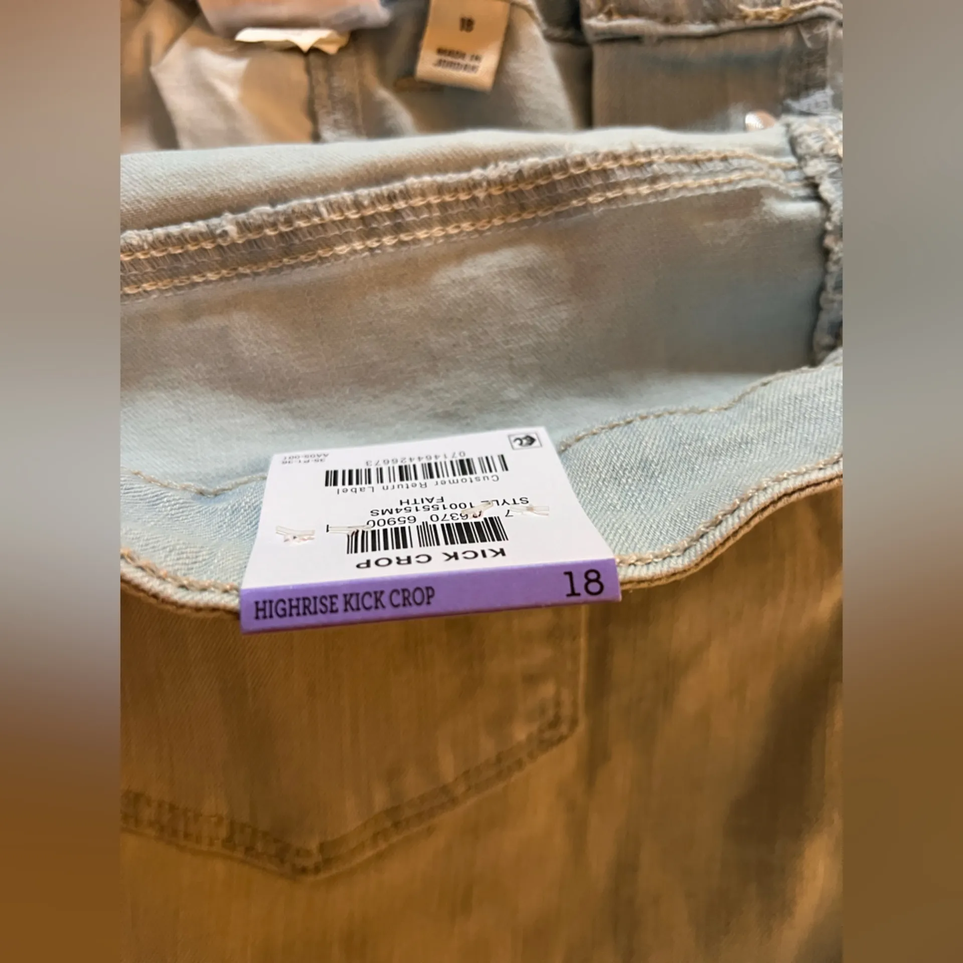 Light Blue NWT Frayed Hem Jeans Highrise kick crop sz 18 light wash button front - Image 9