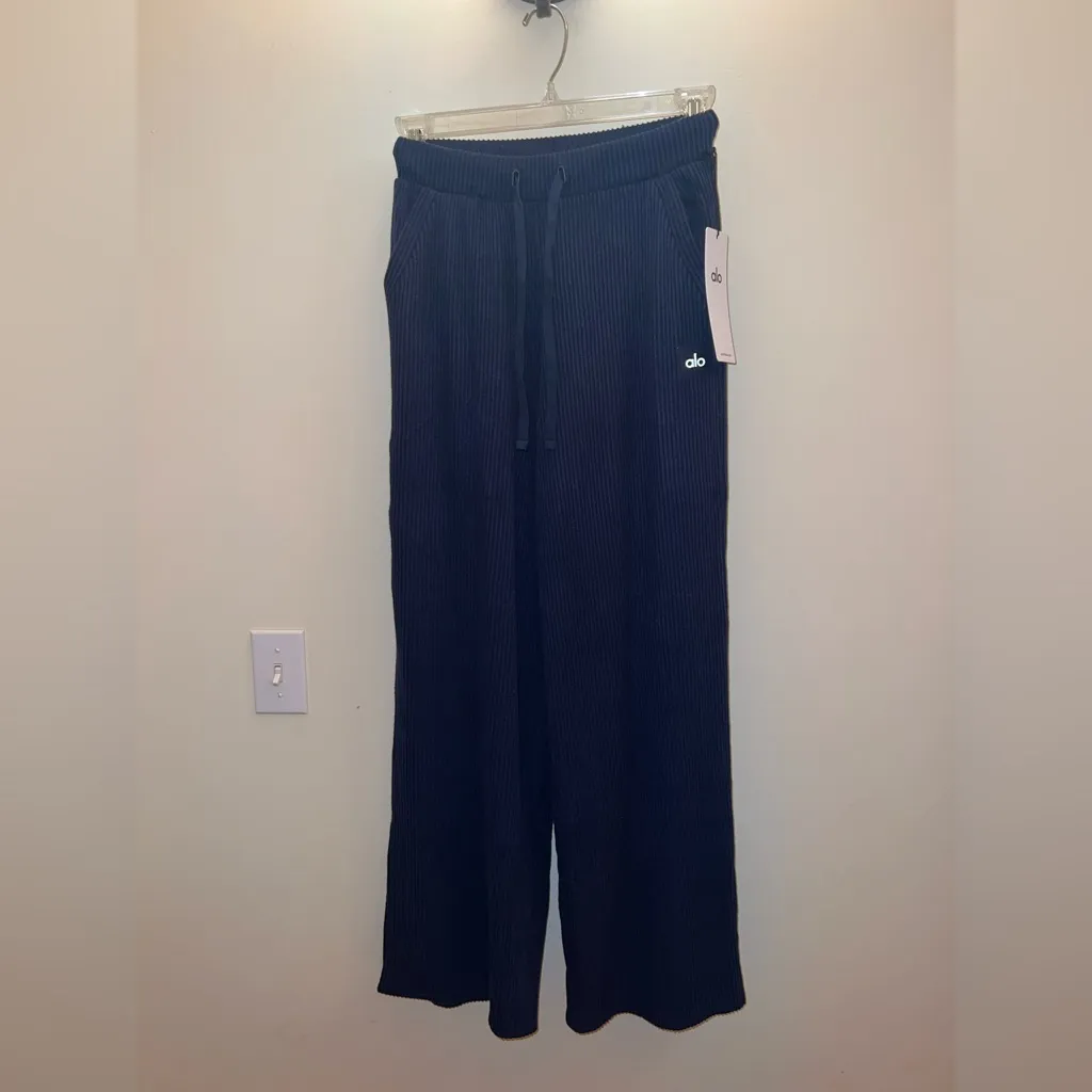 Alo Yoga Muse Wide Leg Pant Navy Size XS NWT - Image 3