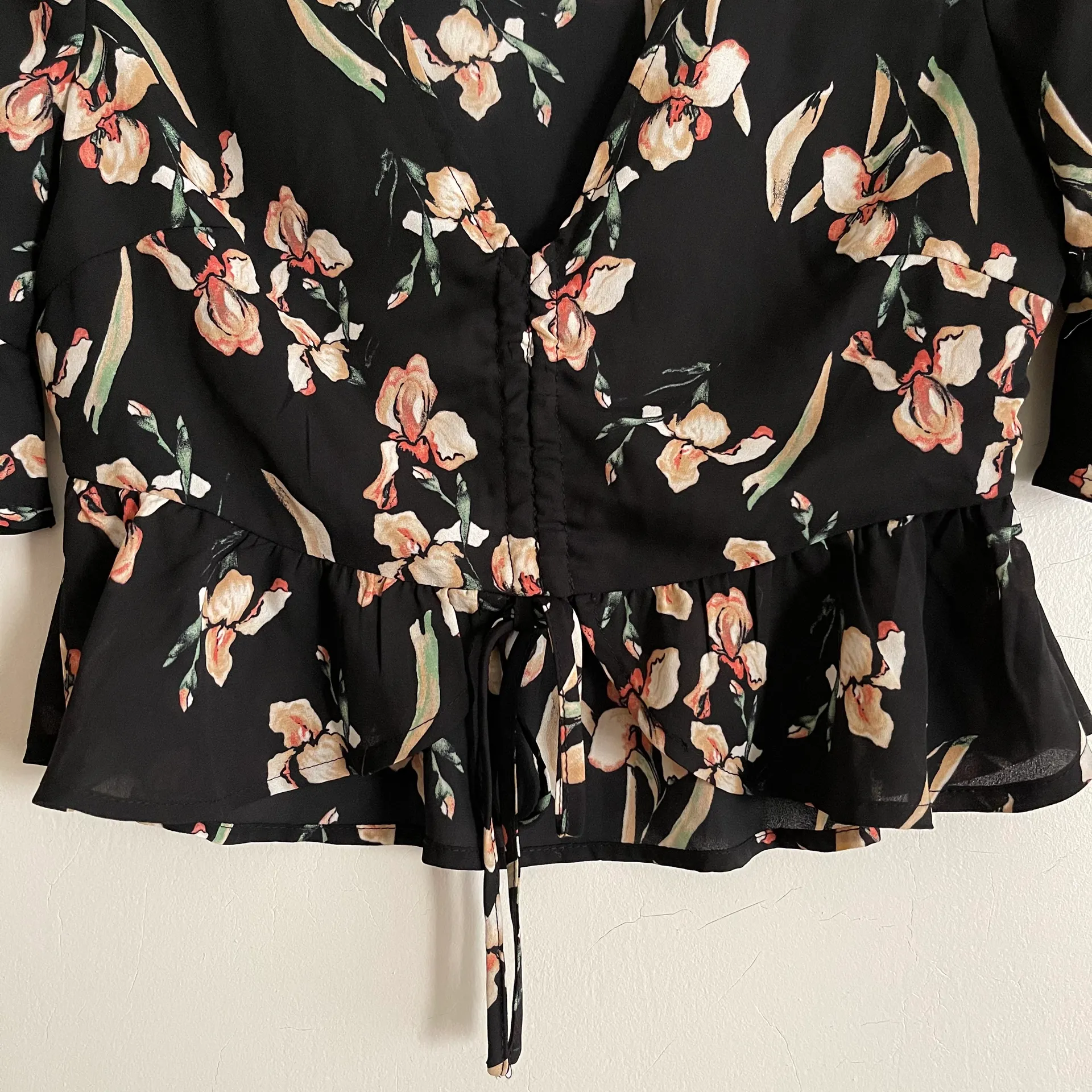 Honey punch black Tie Front ditsy floral v neck crop blouse - Image 8