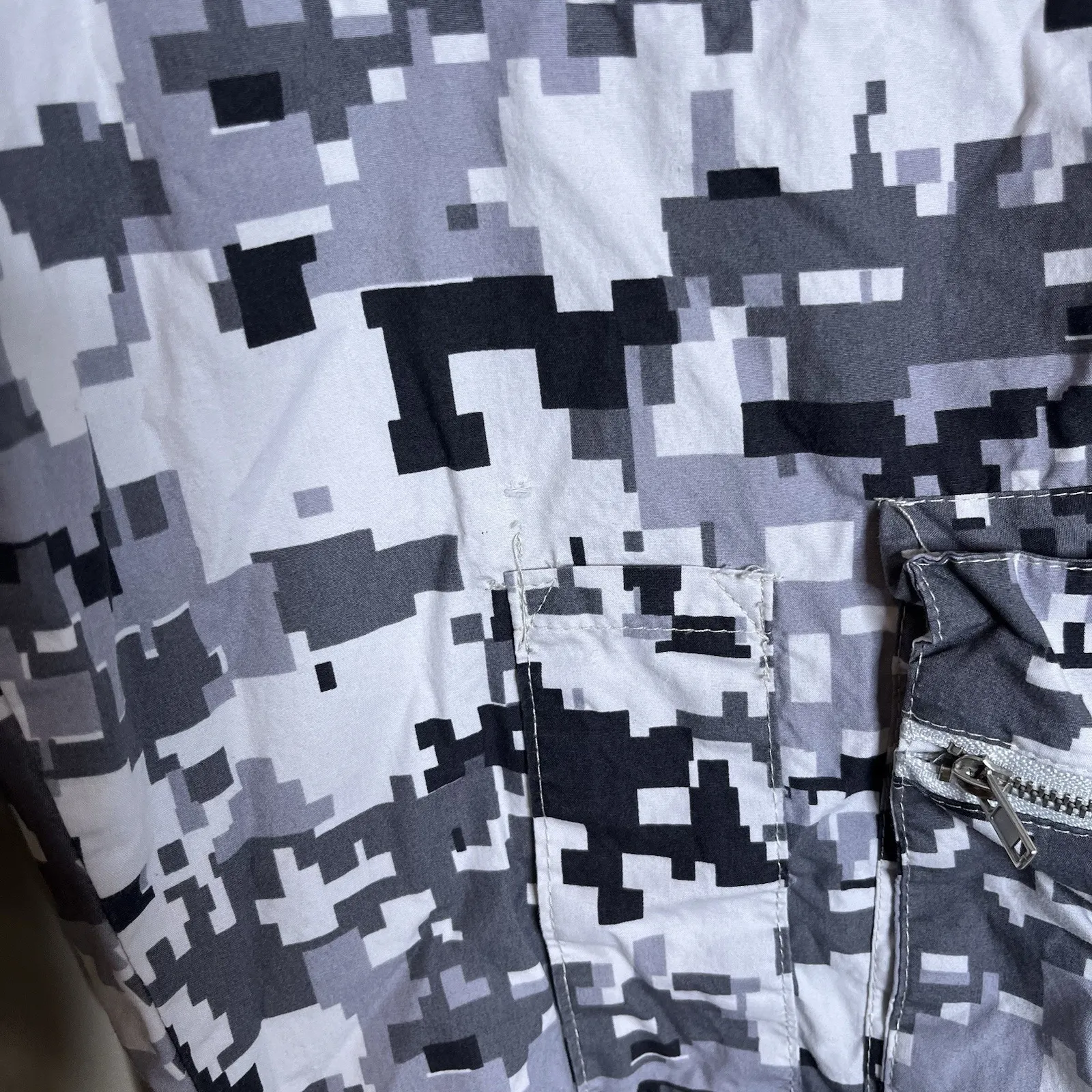 Digital Camo Cargo Pants Women M Happily Grey Y2K Grunge Relaxed Hunting Wife Gray Size M - Image 4