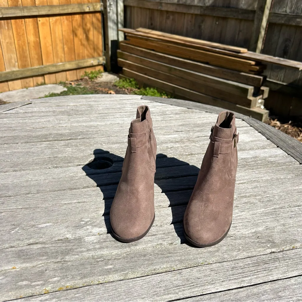 Market & Spruce Womens Taupe Serah‎ Suede Heel Booties Boots Size 8.5 - Image 2