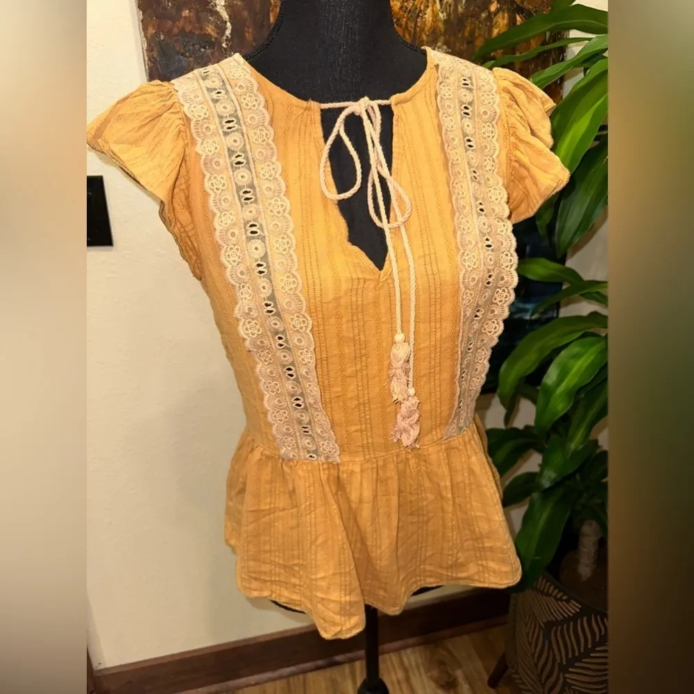 GUC JEUVRE YELLOW TASSEL TOP WITH SIDE LACE AND SIDE ZIP SZ Small Gold - Image 3
