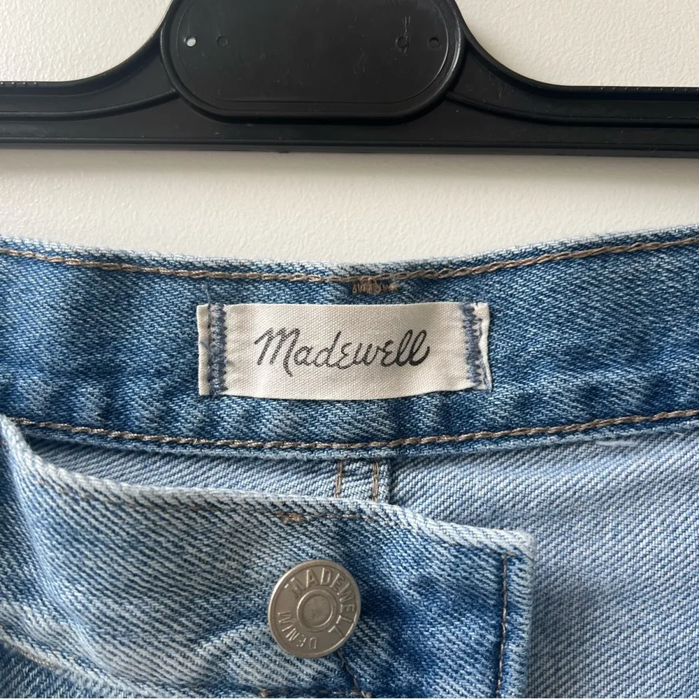 Madewell The Mom Jean Distressed Details - Gilford Light Blue Wash - Size 29 - Image 7