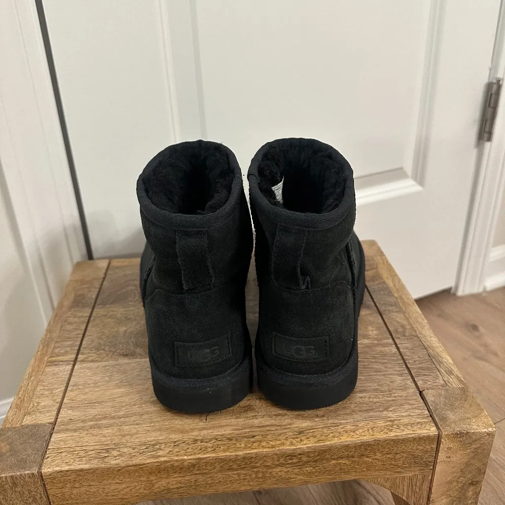UGG Classic Mini II Genuine Shearling Lined Boot in Black Suede Size US 9 - Image 4