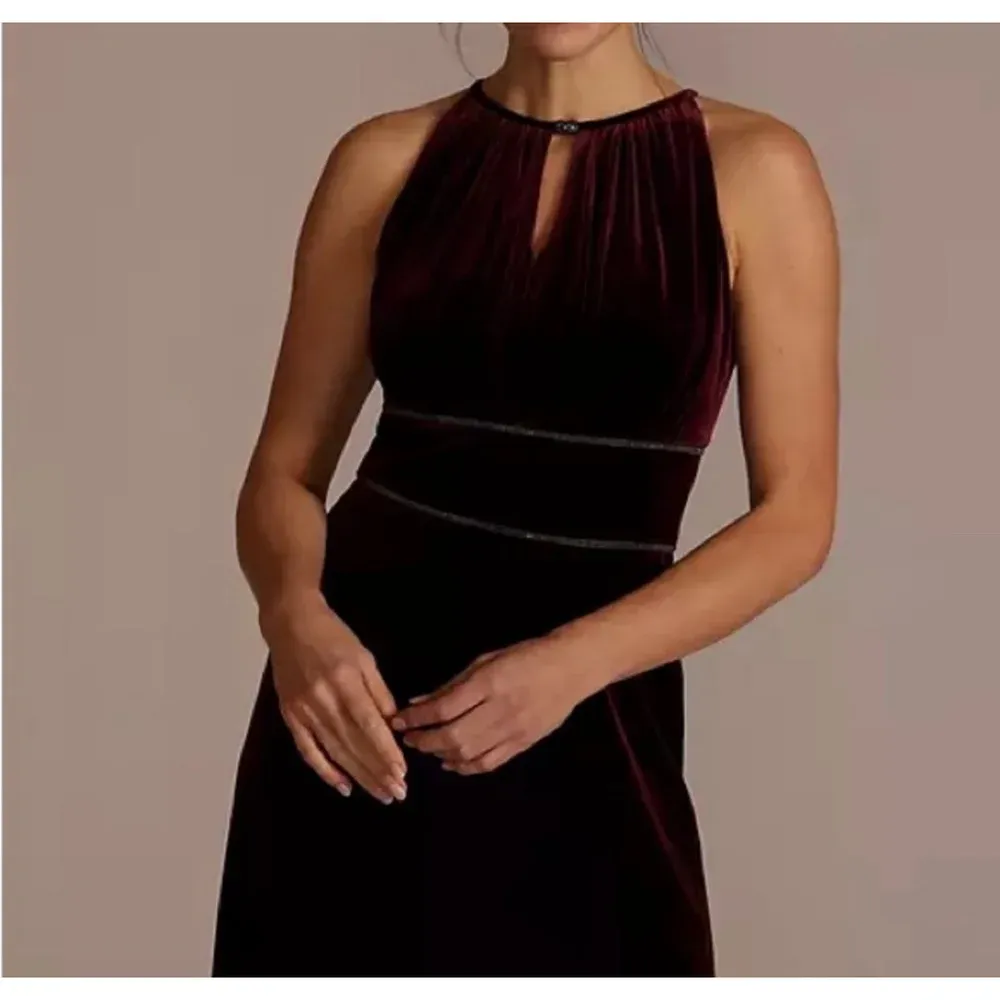 Oleg Cassini Burgundy Velvet embellished long Cocktail/Formal Dress‎ , Size 16 - Image 3