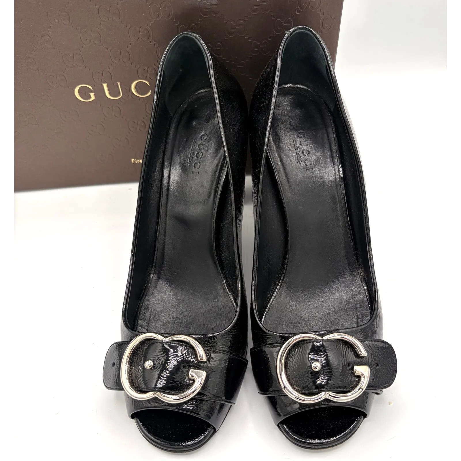 GUCCI Sachalin GG Buckle Patent Black Leather Peep Toe Heels Sz 39.5 Luxury - Image 3
