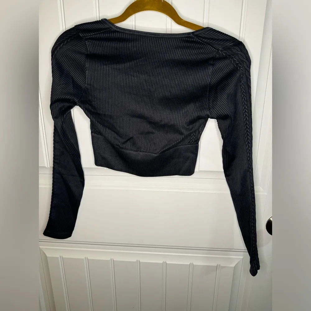 OFFLINE by Aerie Sidewalk Seamless Black Ribbed Long Sleeve Cropped T-Shirt - Image 7