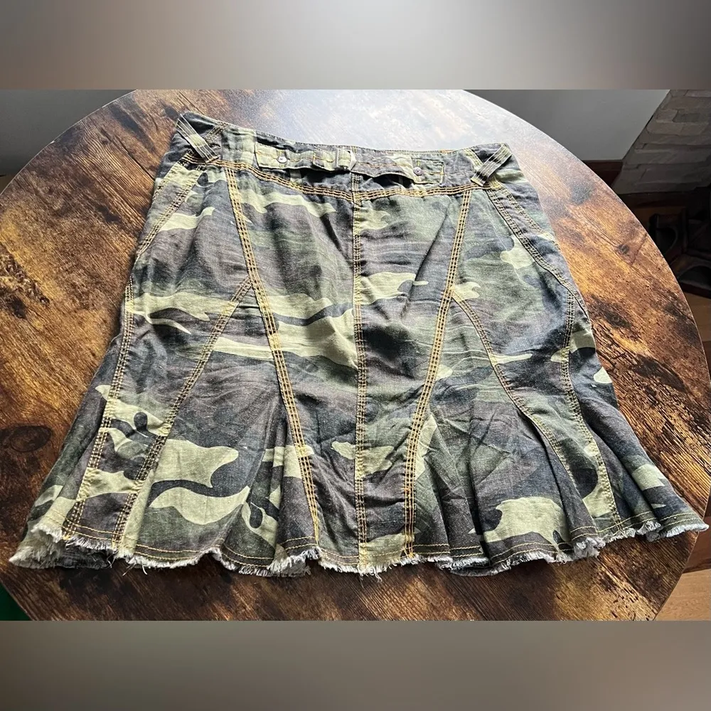 Joie  California | ladies linen camouflage skirt. Size: 4. - Image 6