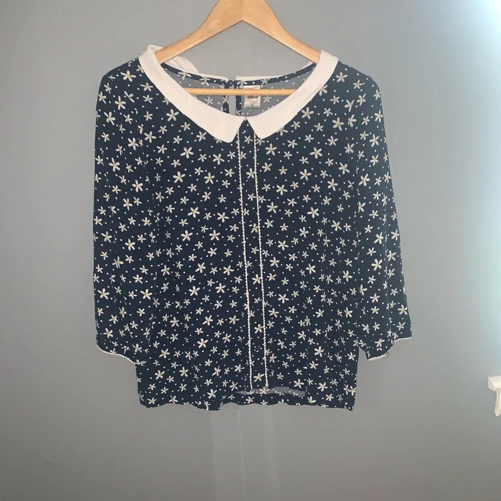 Disney by LC navy daisy floral Peter Pan top - Image 5