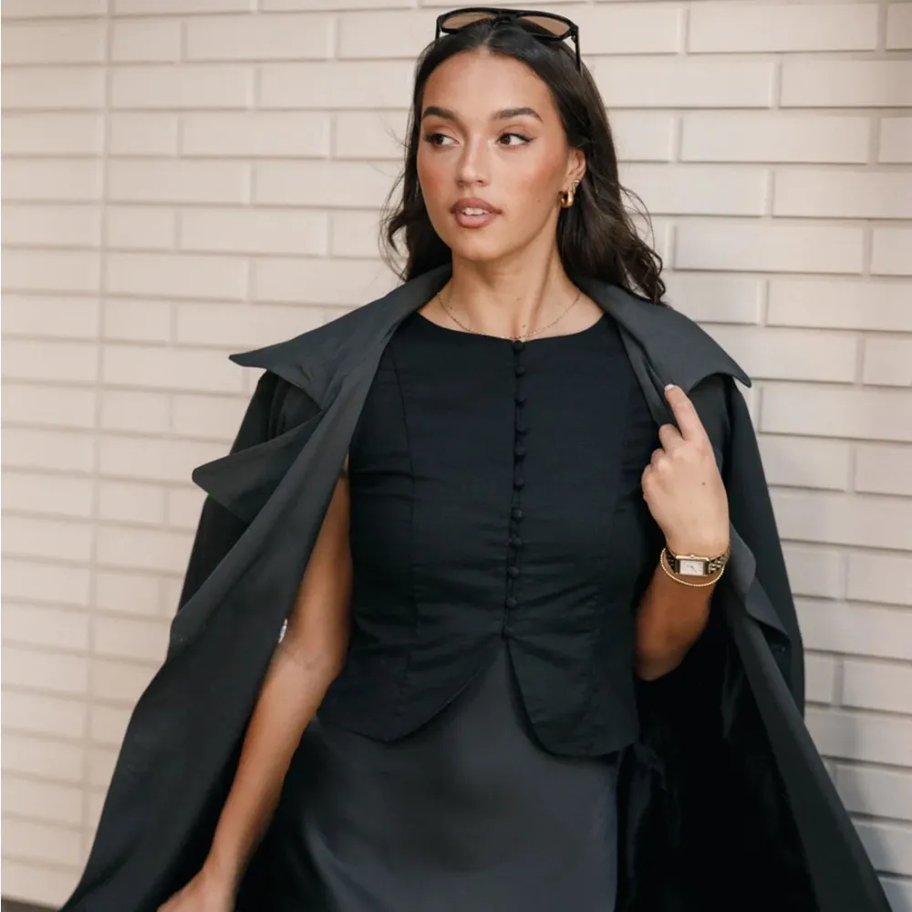 NEW Petal & Pup Women’s Daniella Front Buttons Linen Vest Black XS - Image 2