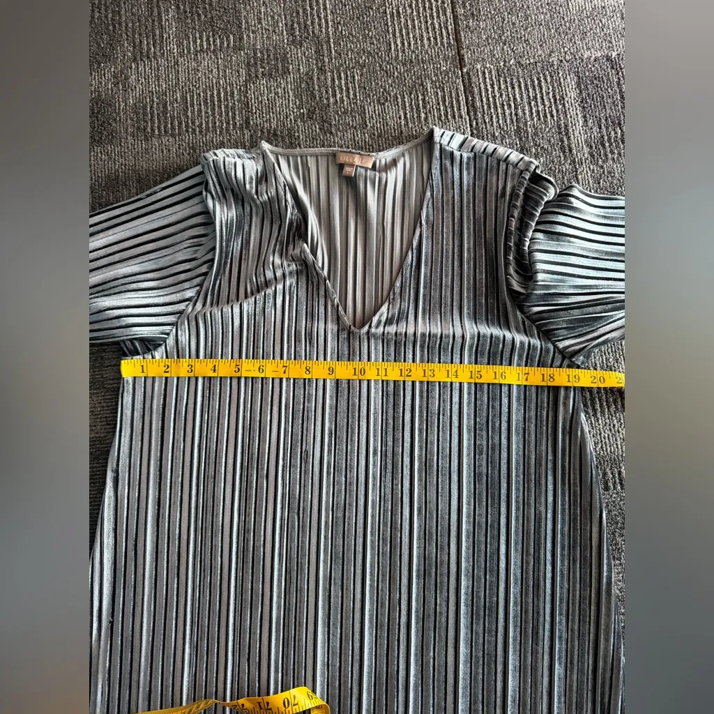 LILLA P Metallic Pleated Shift Dress Gray Silver V - Image 12