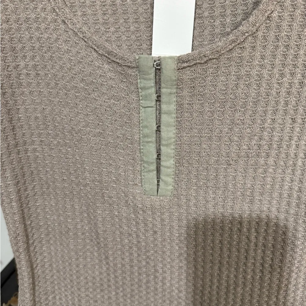 Sophie Rue Tan Ribbed Long Sleeve Blouse size small - Image 6