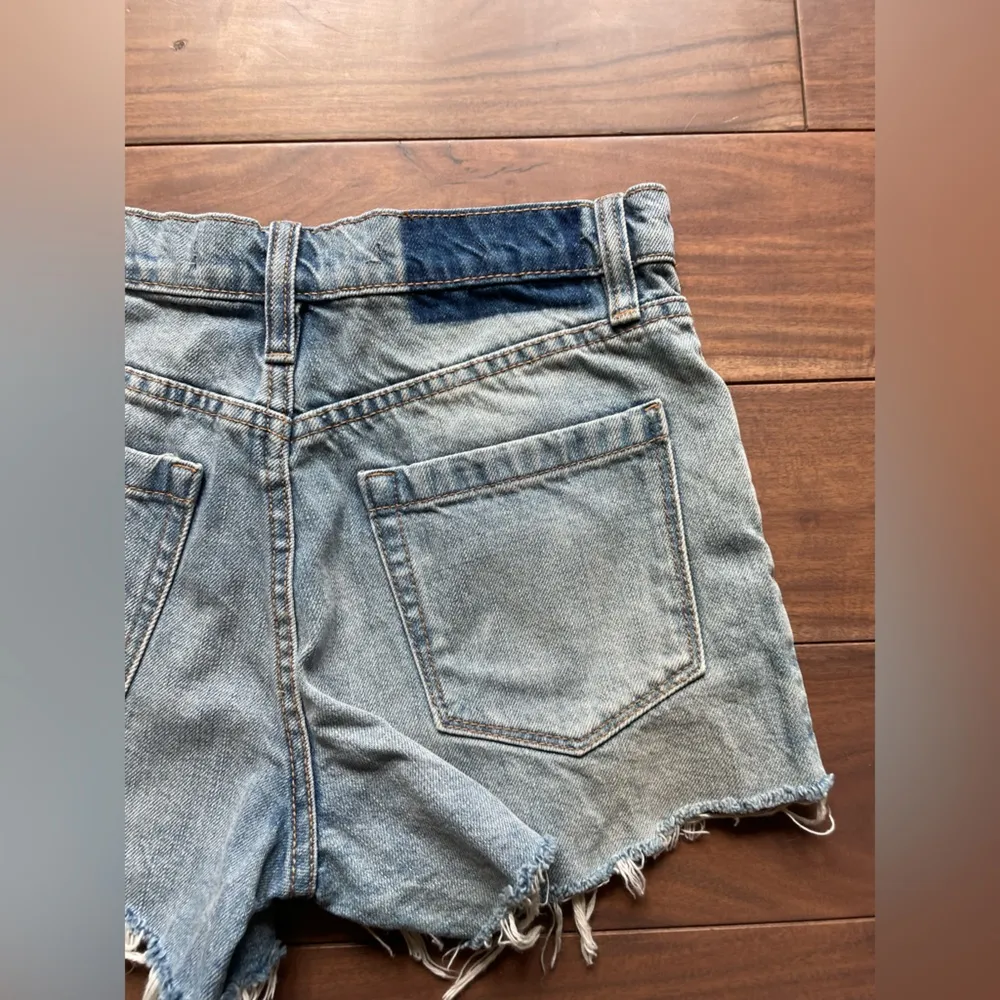 Chelsea & Violet Floral Frayed Hem Denim Shorts Size 25 - Image 7