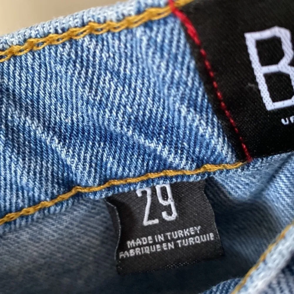 BDG jeans mom high rise distressed 29 
Original‎ hem has been cut off - Image 4