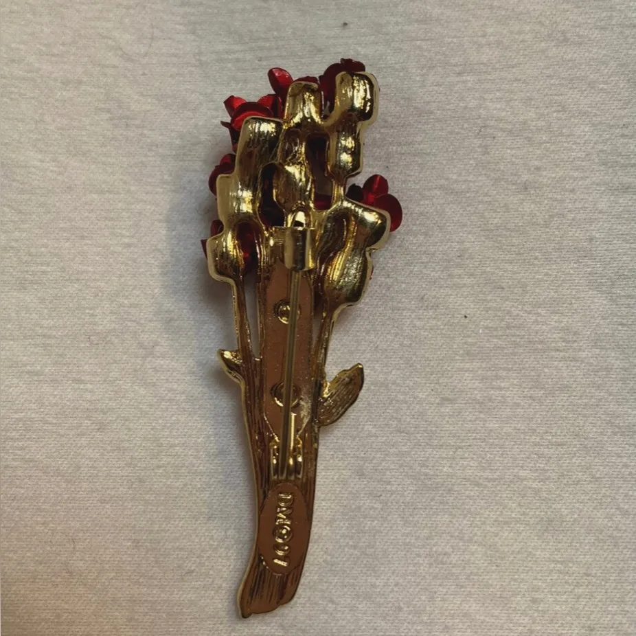 Vintage Long Stem Red Rose Bouquet Brooch/Pin Signed DM 97 in Gold Tone 2”. - Image 4