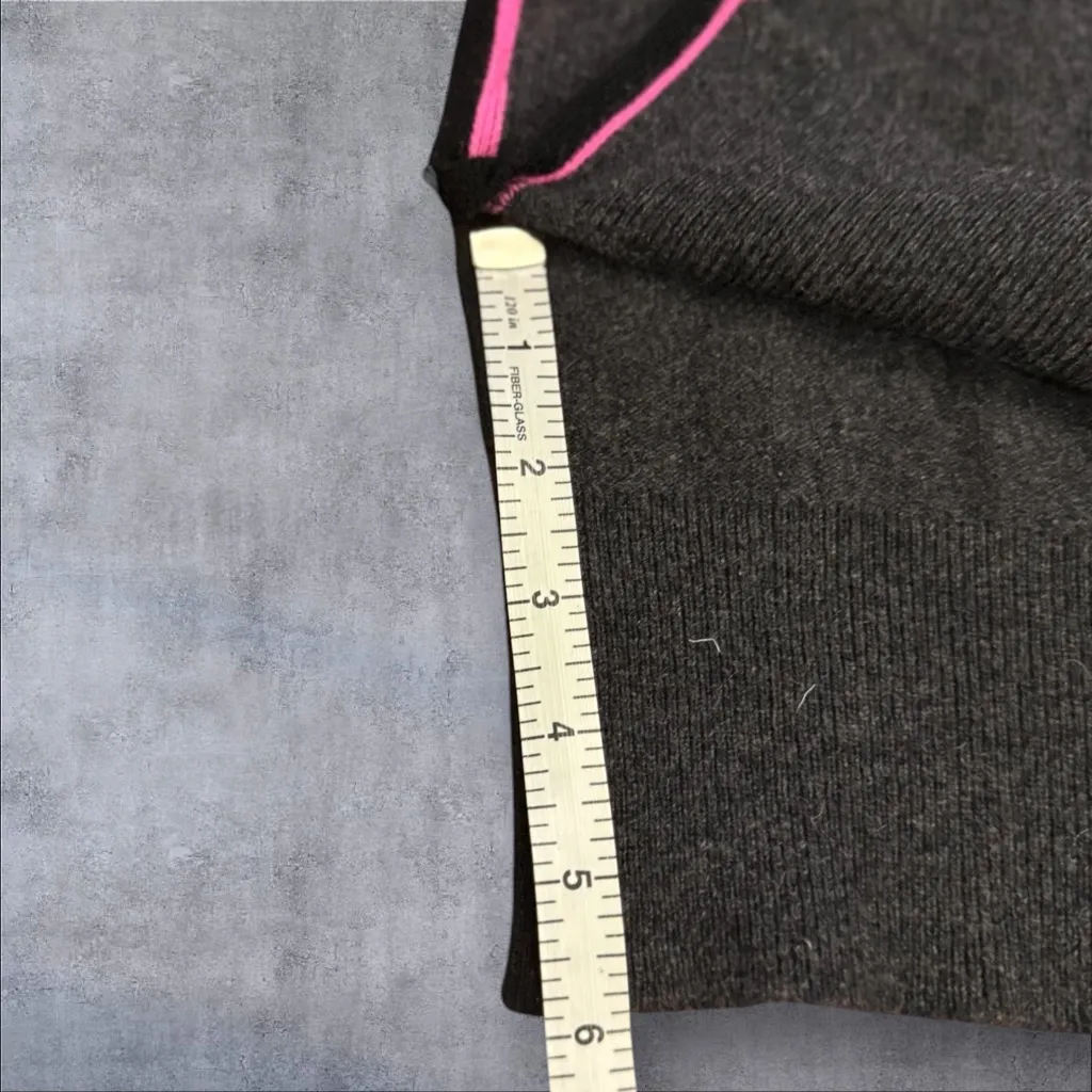 AUTUMN CASHMERE Sheepskin on 🔺hem. Cashmere Raglan Sweater Charcoal/Pink Size S - Image 9